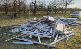Alte Fenster illegal auf Horneburger Wiese abgeladen