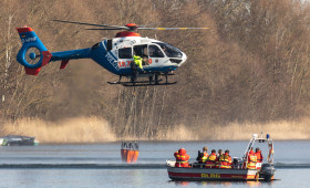 Der Polizeihubschrauber und ein DLRG-Boot während der Katastrophenschutz-Übung am Salzgittersee.