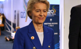 Laschet verteidigt Karlspreis für von der Leyen