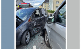 Kreuzungsunfall in Helmstedt: Feuerwehr im Einsatz