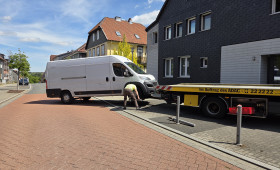 Harz: Paket-Transporter überfährt Poller und bleibt hängen