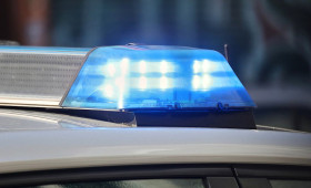 Kleintransporter-Fahrer uriniert auf Gehweg und fährt alkoholisiert weiter