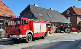 Kreis Gifhorn: Traktor mit Anhänger kracht in Hauswand