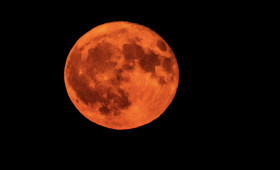 Spektakulärer Erdbeermond fasziniert Nachtschwärmer
