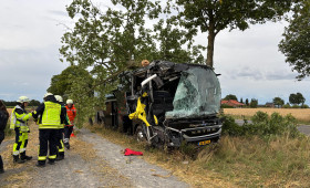 Reisebus bei Meine verunglückt – mehrere Verletzte