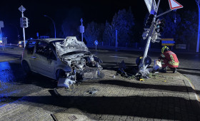 Salzgitter: Auto kracht gegen Ampel und geht in Flammen auf