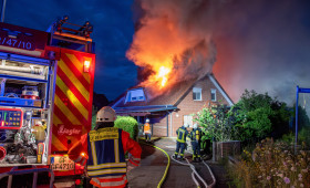 Kreis Gifhorn: Großeinsatz für die Feuerwehr: Carports und Dach in Flammen