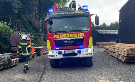 Großalarm in Aurich-Dietrichsfeld wegen Brand in Lagerhalle