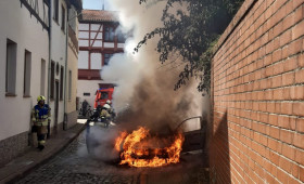Auto in Helmstedt steht in Flammen – Feuerwehr rettet Bewohner vom Dach