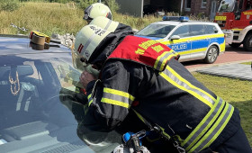 Feuerwehr befreit Kleinkind aus verschlossenem Auto in Aurich