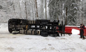 Spektakulärer Unfall im Harz: LKW kippt beim Beladen um