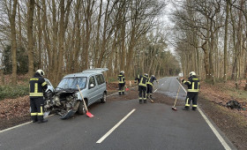 Motorblock bei Baumaufprall aus Auto gerissen