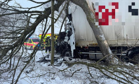 Lkw-Fahrer bei Unfall auf glatter Straße schwer verletzt