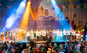 Braunschweiger Karnevalisten verleihen Ehrenorden an Stargast Purple Schulz