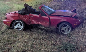 Kreis Hildesheim: Mazda kommt von Straße ab und kollidiert mit Baum