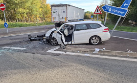 Schwerer Unfall auf B1: Pkw und Lkw kollidieren, Feuerwehr rettet Fahrerin 