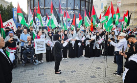 Palästinenser demonstrieren am Jahrestag des Hamas-Anschlags