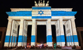 Brandenburger Tor in den Farben Israels angestrahlt
