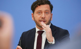 Banaszak warnt vor Kriminalisierung von Jugendprotesten