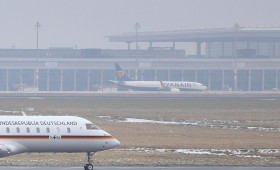 Flughafen BER stellt wegen Blitzeis erneut Betrieb ein