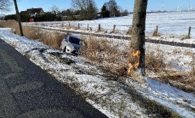 Schwerer Unfall bei Nordleda durch Sommerreifen und Winterglätte