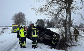 Feuerwehr befreit eingeschlossenen Fahrer nach Unfall bei Aurich
