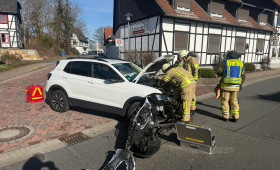 Autos stoßen zusammen: Automatischer eCall alarmiert die Feuerwehr Lehre