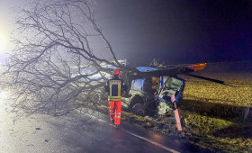 Tanklastzug kommt auf B214 bei Eicklingen von der Straße ab