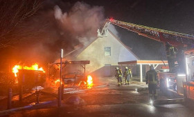 Brand in Zeven beschädigt Wohnhaus nach Fahrzeugfeuer