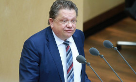 Gesundheitsminister Philippi kritisiert fehlendes Rauchverbot im Auto