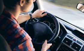 Schöningen: Auto rammt Verkehrsschild und Laterne - Fahrer war erst 15