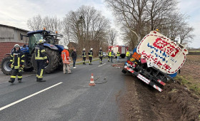 Tankwagen rutscht in Graben bei Mulsum – Straße bis Nachmittag gesperrt