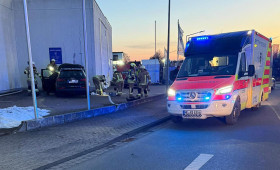 Helmstedt: Auto kommt von Straße ab und kracht in Gebäude