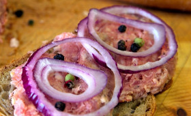 Bakterien gefunden: Hersteller ruft Schinken-Zwiebelmettwurst zurück