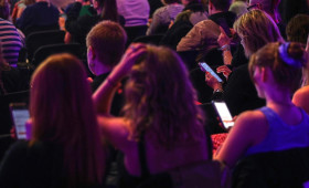 Özdemir will Handys an Schulen verbieten