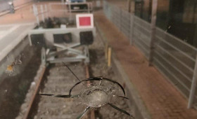 Regionalexpress in Norden mit Steinen beworfen