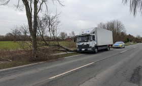 LKW-Fahrer weicht Sattelzug aus und prallt gegen Baum bei Stade