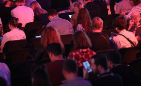 Social Media: Hubig fordert zeitnah mehr Schutz für junge Menschen