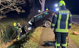 Schwerer Unfall auf der B444 bei Peine - Straße glich einem Trümmerfeld