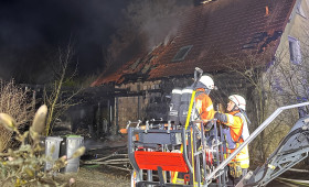 Cremlingen: Nächtlicher Brand zerstört Carport und Auto