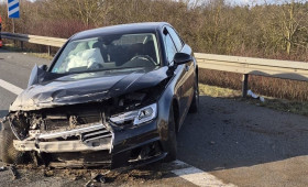 Unfall auf der A2 bei Helmstedt: Auto kommt von Fahrbahn ab