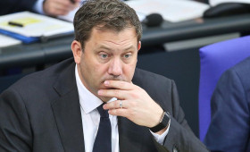 Finanzminister Klingbeil lässt Erhöhung der Mehrwertsteuer offen