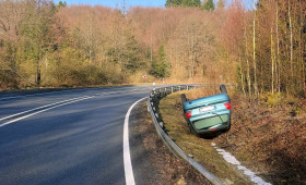 Harz: Straßenglätte - Renault landet kopfüber im Straßengraben