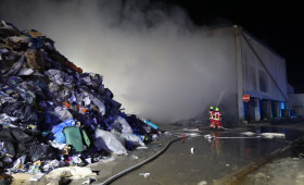 Salzgitter: Feuer auf Deponie - Feuerwehr in Großeinsatz