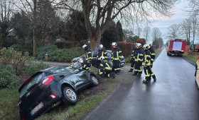 Autofahrer in Aurich nach Unfall im Graben eingeschlossen