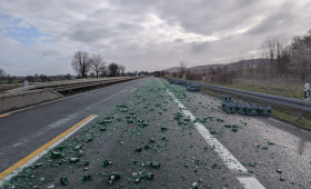 LKW verteilt Altglas auf der A39 bei Salzgitter - Vollsperrung