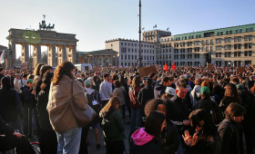 Tausende demonstrieren in Berlin gegen digitale Gewalt