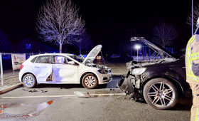 Nächtliche Raserei: Zwei Verletzte bei Crash auf Supermarktparkplatz