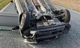 Kleinwagen landet nach gescheitertem Überholmanöver auf dem Dach