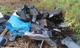 Goslar: Autoteile illegal im Wald entsorgt